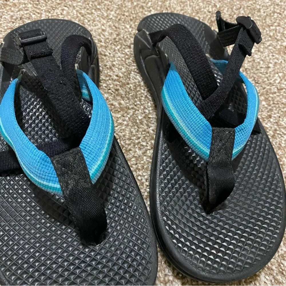 Chacos Women's Blue and Black Slide On Adventure Sandals size 6